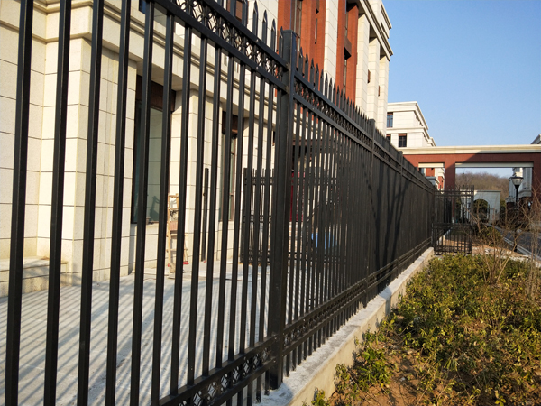 鋅鋼護(hù)欄安裝