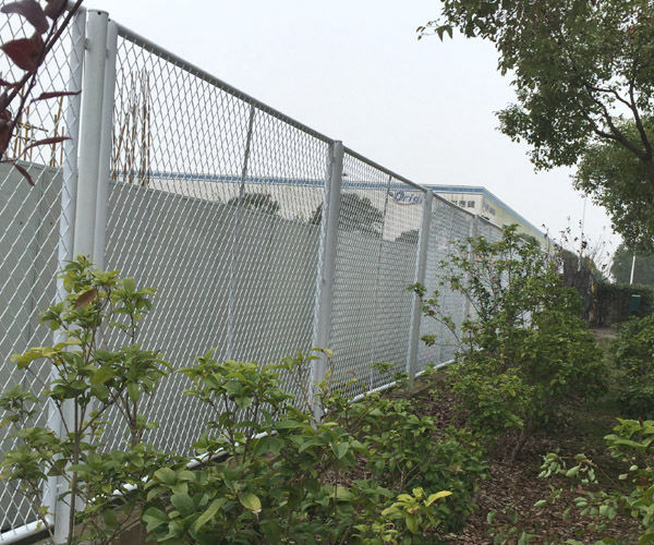 鋼板網(wǎng)護(hù)欄網(wǎng).jpg 鋼板網(wǎng)護(hù)欄網(wǎng).jpg