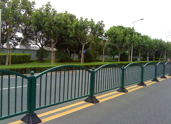 公路護(hù)欄.jpg 公路護(hù)欄.jpg